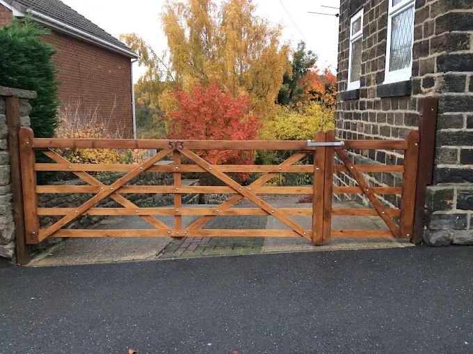 Five-bar driveway gate with diagonal bracing
